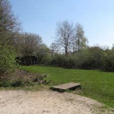 FORA Wildnisplatz: Rasen, Graben mit Brücke, Bäume 