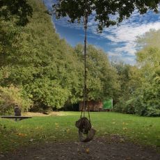 FORA Wildnisplatz: Rasen, Graben mit Brücke, Bäume 