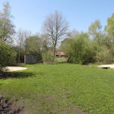FORA Wildnisplatz: Rasen, Schuppen, Bäume 